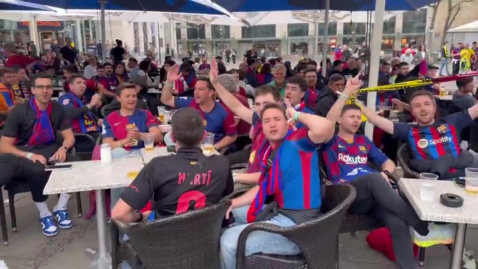 现场氛围:球迷互动带来的火热气氛 现场氛围:球迷互动带来的火热气氛